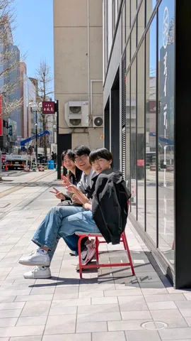 日差しの下、リラックスした午後