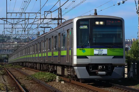 緑と鉄路が交差する瞬間