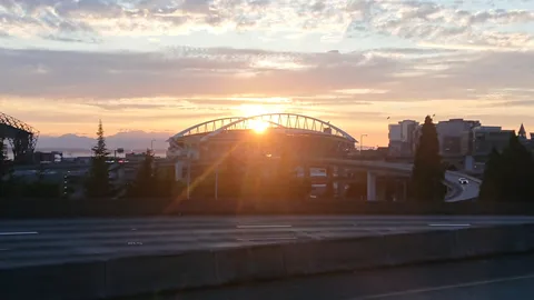 夕暮れに輝くスタジアム