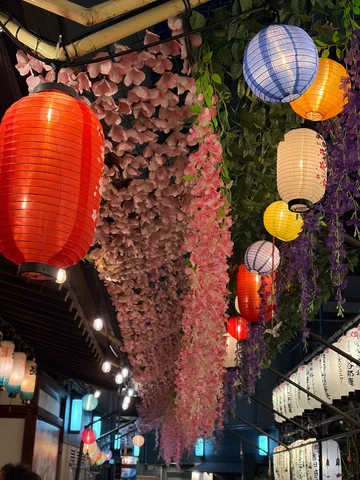 天井が渋滞！花咲くランタン天国