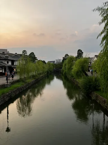 絵画のような水辺の小径