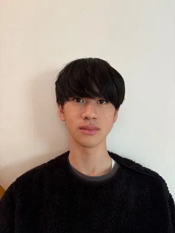無造作ヘアと黒いフリース