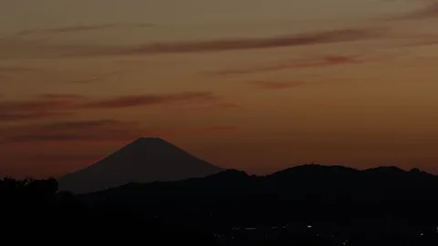 夕闇に浮かぶ富士のシルエット
