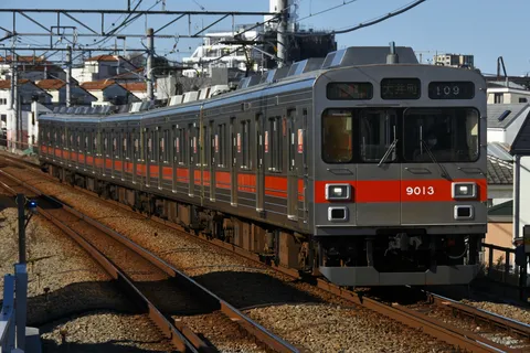 都会の風景を駆け抜ける電車