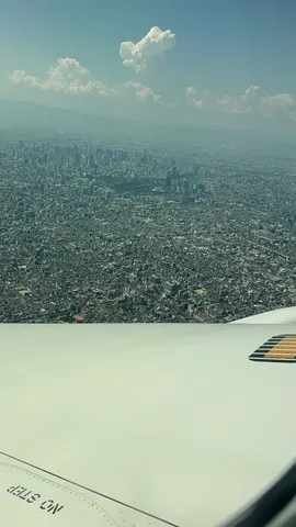 雲と街並み、空からの眺め