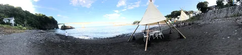ティピーが並ぶ海辺の楽園
