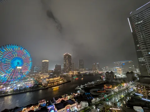 光が彩る水辺の夜景