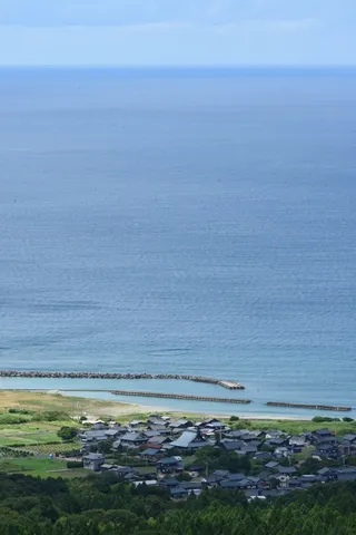 穏やかな海と小さな町