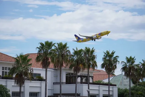 南国の黄色い飛行機