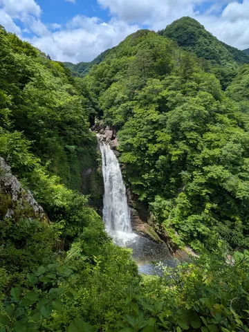 水しぶきと虹が織りなす絶景