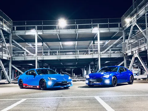 夜空の下、ブルーの競演