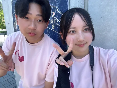 ピースサインの双子コーデ