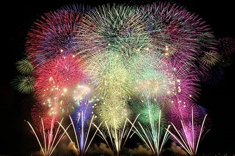 夜空を埋め尽くす色彩