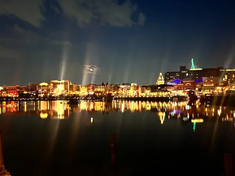 夜景に映る光の道