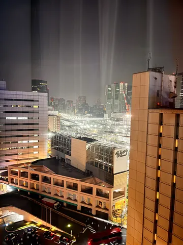 光の筋が幻想的な夜景