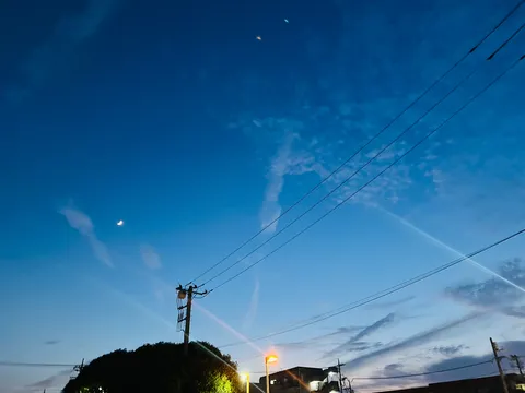 黄昏時の三日月と電線