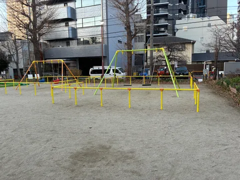 静かな公園のブランコたち