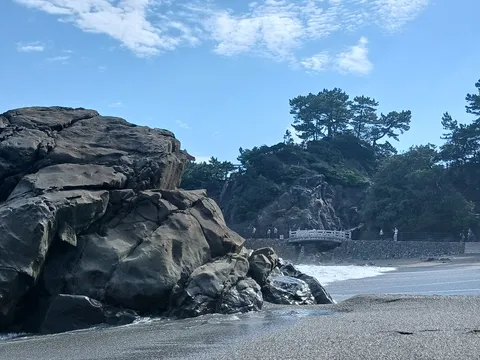 波と岩に刻む夏の朝