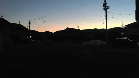 静寂の境界線、夜明け前の街