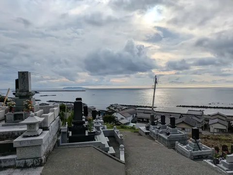 潮風と石畳の墓所