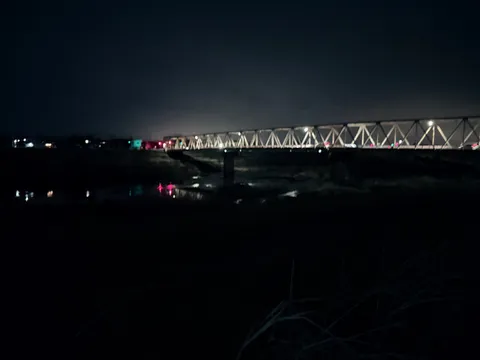 夜空に浮かぶ鉄橋の灯り
