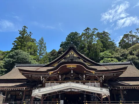 夏空と神殿の曲線