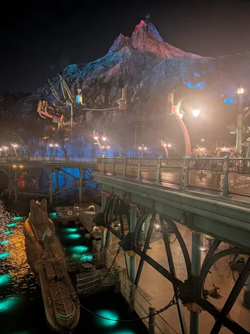 夜を染める火山と鉄橋