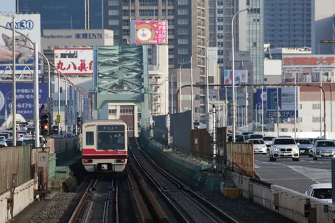 レールと車道、交錯する都市