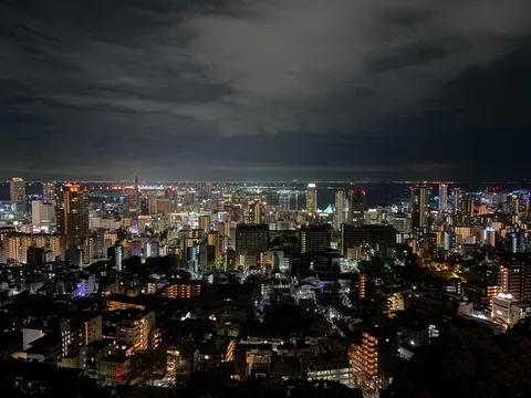 煌めく都市の夜景、光の絨毯