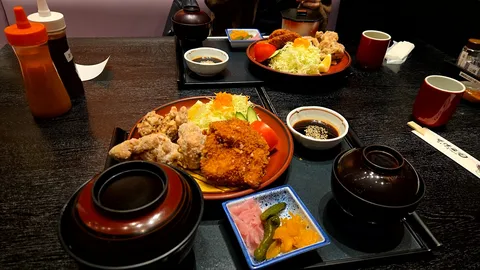 揚げ物と箸休めの定食