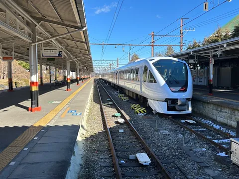 静寂の駅に滑り込む白い流線形