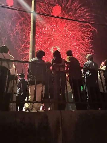 夜空を彩る赤の軌跡