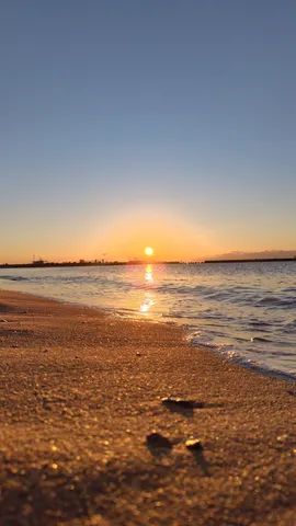 夕陽が海を染める静かな時間