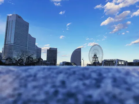街のアイコンを望む青空