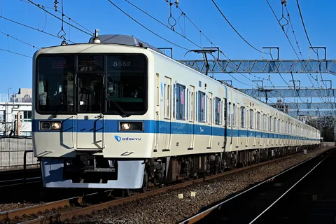 快晴の線路を進む白い電車
