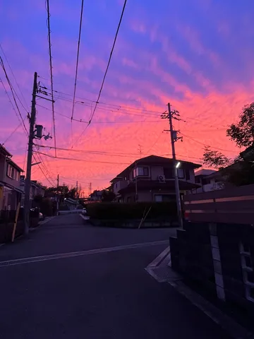 住宅街を染める、幻想的な空