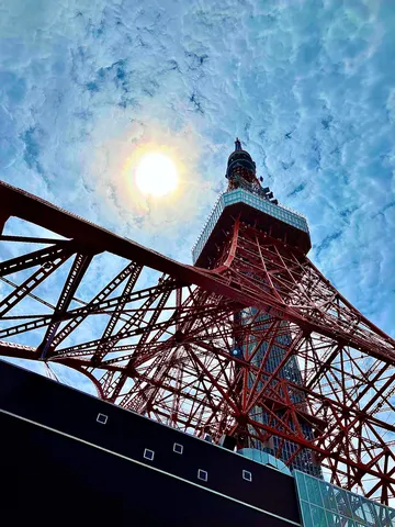 光を浴びてそびえる赤き塔