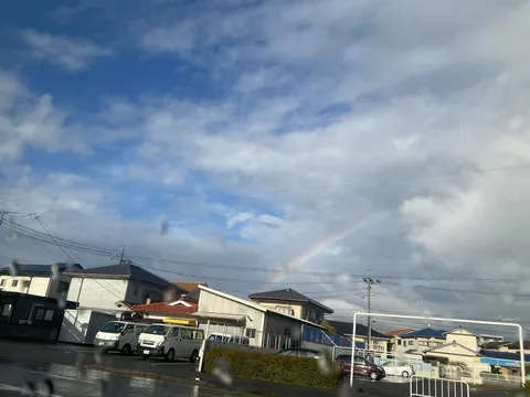 雨上がりの虹と住宅街