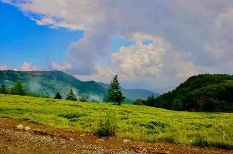 緑なす山々の、雲と風の囁き
