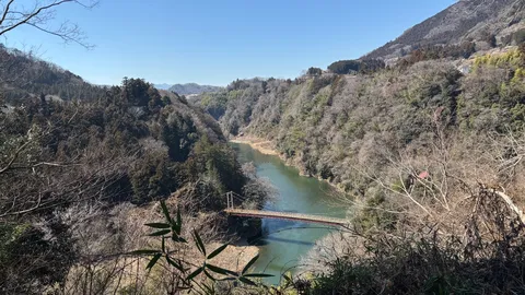 山間の静かなる水面