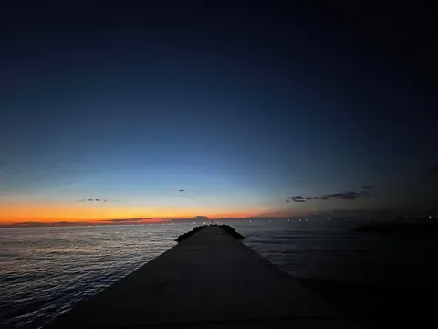 夕闇と灯りの道
