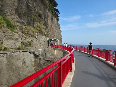 海沿いの遊歩道、鮮やかな赤