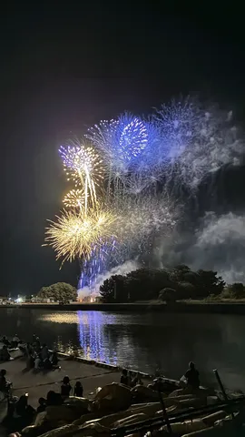 川面に映る花火の光跡