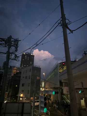 都会の夜空に浮かぶ雲