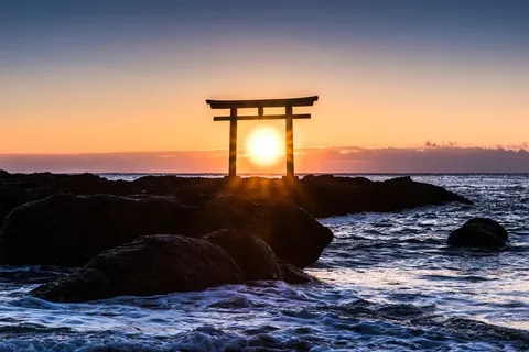 鳥居に収まる、太陽のショー