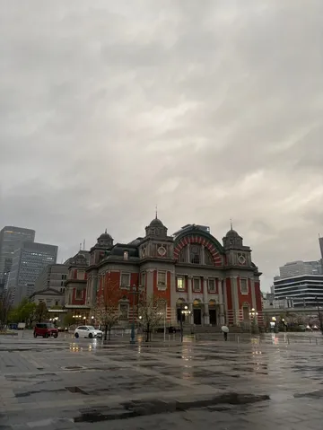 雨上がりの赤煉瓦駅舎