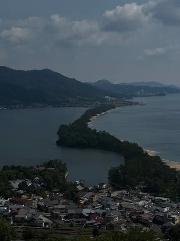 海と森と街のコントラスト
