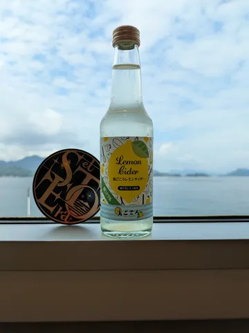 窓越しの風景とレモンサイダー