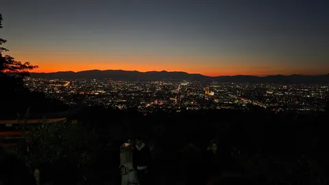 夜景に溶け込むオレンジの空