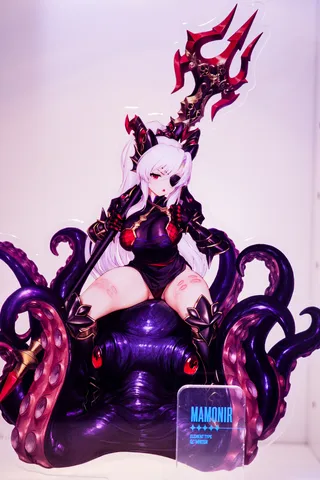 魔槍を構える異形の守護者